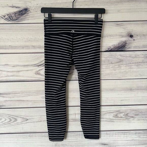 Gap Fit Black & White Striped Mid Rise Capri Leggings - Picture 4 of 6